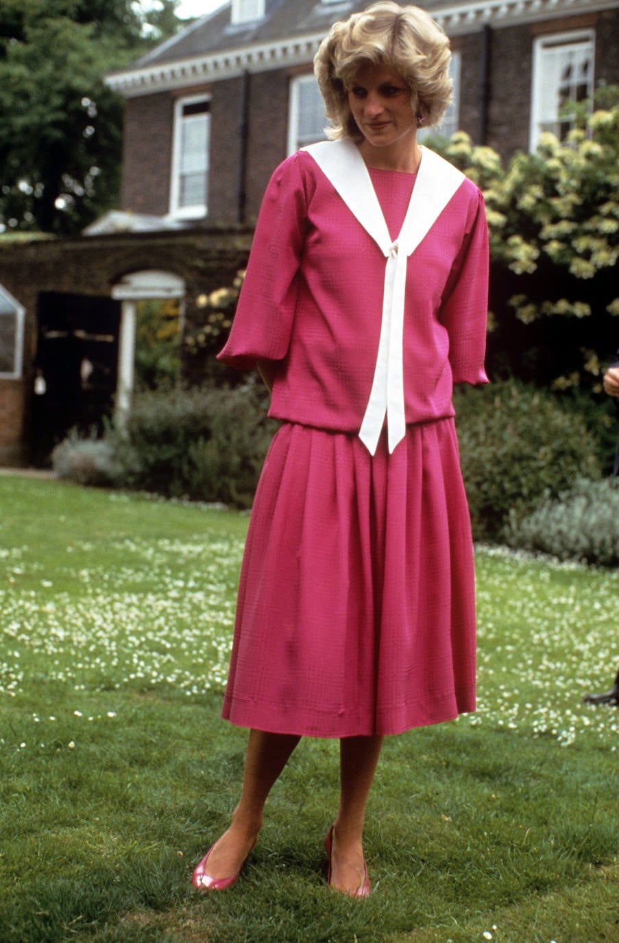 La Princesa Diana, con un maravilloso 'total look' rosa con un lazo blanco en el cuello. 