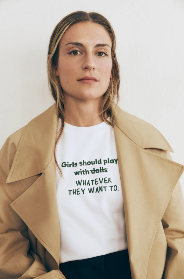 La futbolista Alexia Putellas diseñó esta camiseta junto con Mango donde se puede leer lo siguiente: Las chicas deberían jugar con lo que ellas quieran.