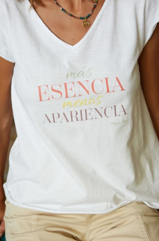 En Hug & Clau se puede encontrar esta básica con colores: 'Más esencia menos apariencia', con escote a pico y un básico para todos los estilos. Su precios es de 17,99 euros.