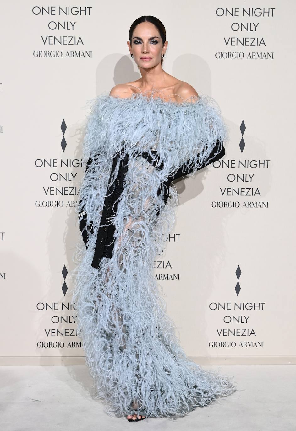 Para el desfile de Giorgio Armani el pasado fin de semana, Silva combino un diseño de plumas azules con unos guantes negros. 