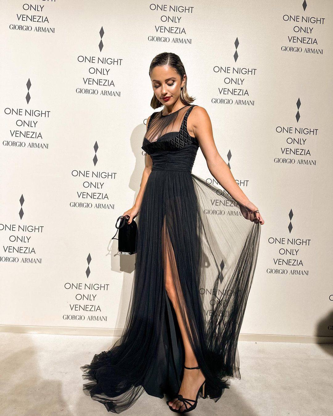 La 'influencer' española Verónica Díaz acudió al desfile de Giorgio Armani con un vestidazo negro de Elisabetta Franchi.