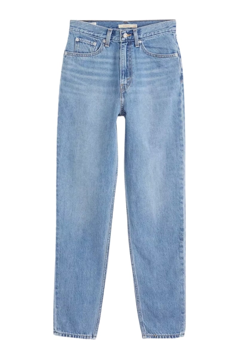 Levi’s: Pantalones ‘mom fit’ de inspiración ochentera, con talle alto y tobillo ligeramente más ancho. Una prenda todoterreno en invierno y verano. Precio: 120€.