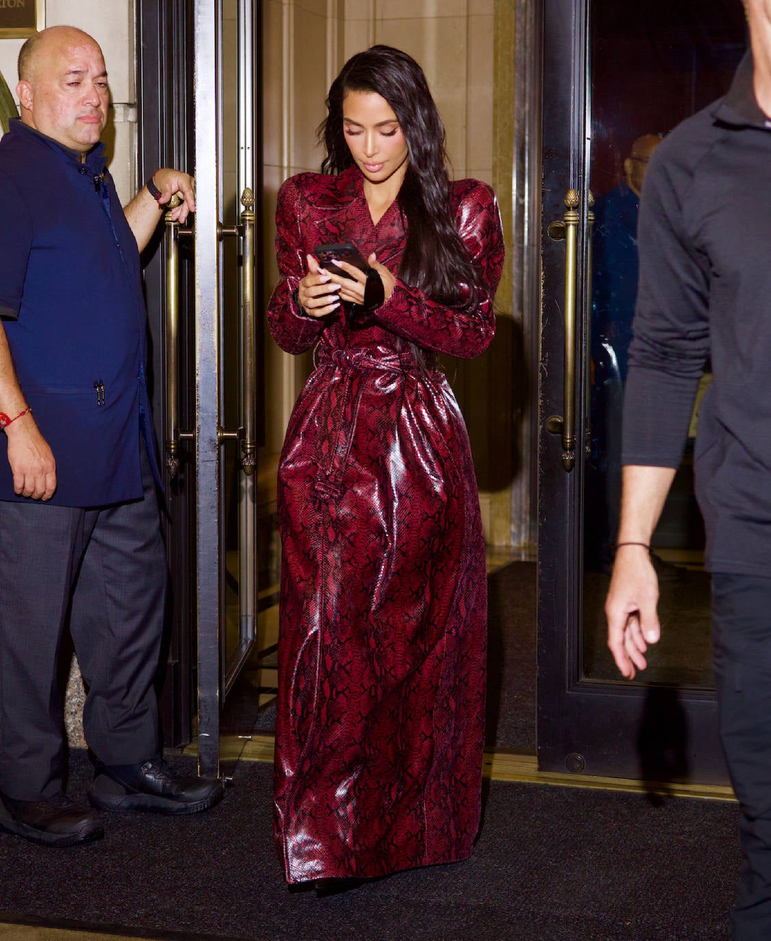 Kim Kardashian con una gabardina granate 'animal print'. 