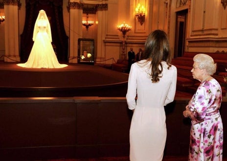 Imagen secundaria 1 - Sarah Burton fue la encargada de diseñar el vestido de novia de Kate Middleton