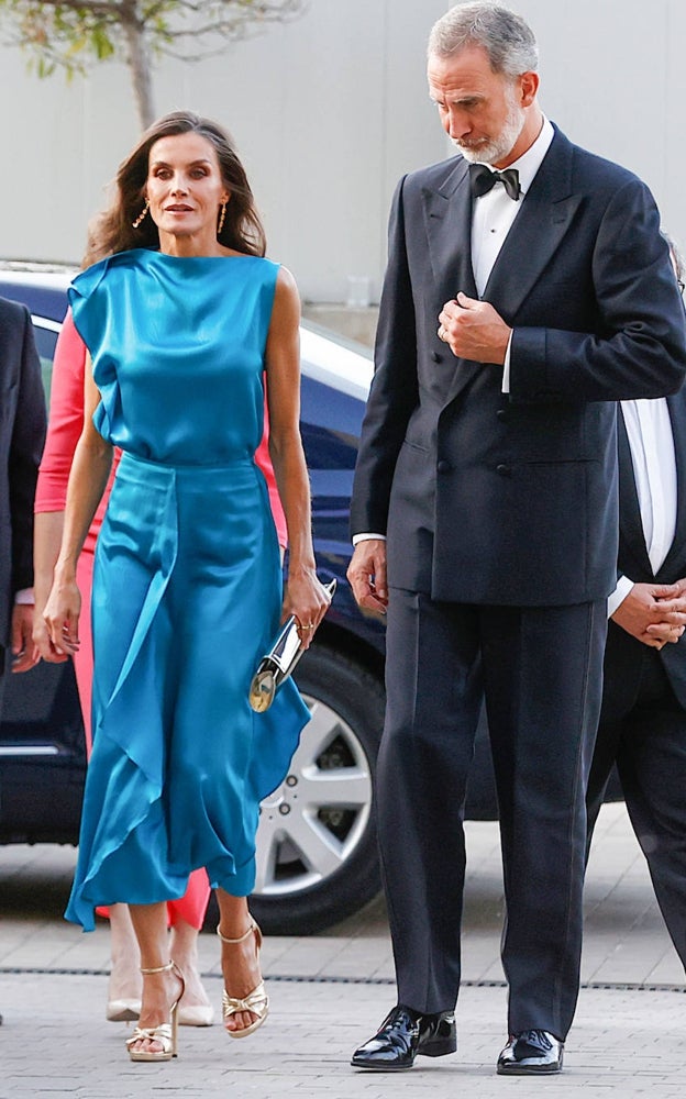 La Reina Letizia y Felipe VI en los Pemios Cavia 2023.