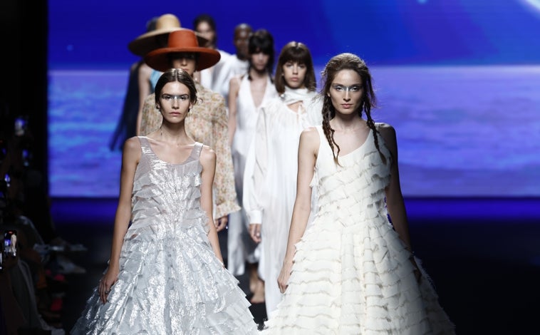 Imagen principal - Durante el desfile de Ynésuelves en MBFWMadrid primavera/verano 2024