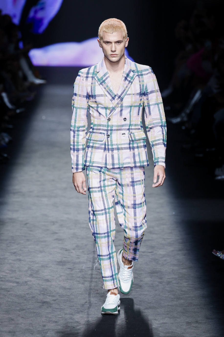 Desfile de Paloma Suárez en la MBFWMadrid primavera-verano 2024. Traje masculino de cuadros en tonos suaves, otra de las propuestas de la diseñadora canaria para la próxima temporada. 