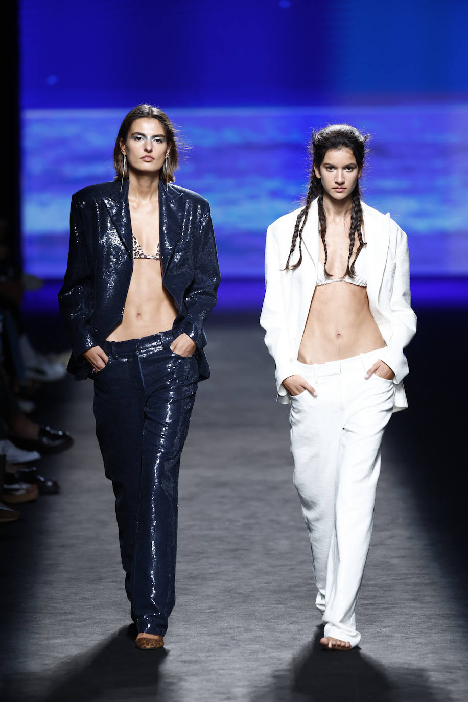 Desfile de Ynésuelves en la MBFWMadrid primavera-verano 2024. Los trajes de chaqueta y pantalón de lentejuelas también están presentes en la colección. Las modelos han lucido bonitos maquillajes y curiosos peinados con trenzas. 