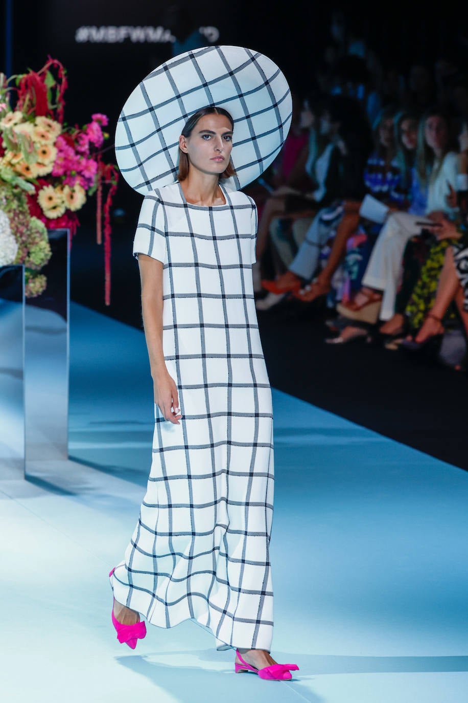 Desfile de Jorge Vázquez en la MBFWMadrid 2023. El diseñador ha reinterpretado los años 60 desde una visión personal. 