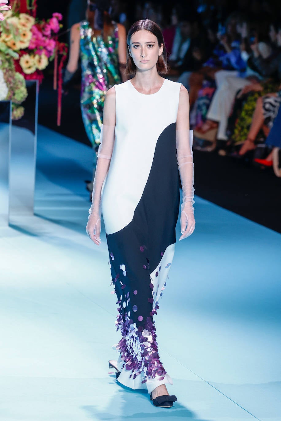 Desfile de Jorge Vázquez en la MBFWMadrid 2023. El gallego ha incorporado aspectos llamativos a los trajes, como las lentejuelas en tonos en contraste. 