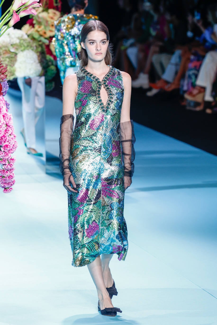 Desfile de Jorge Vázquez en la MBFWMadrid 2023. Los brillos y los guantes de gasa han sido protagonistas. 