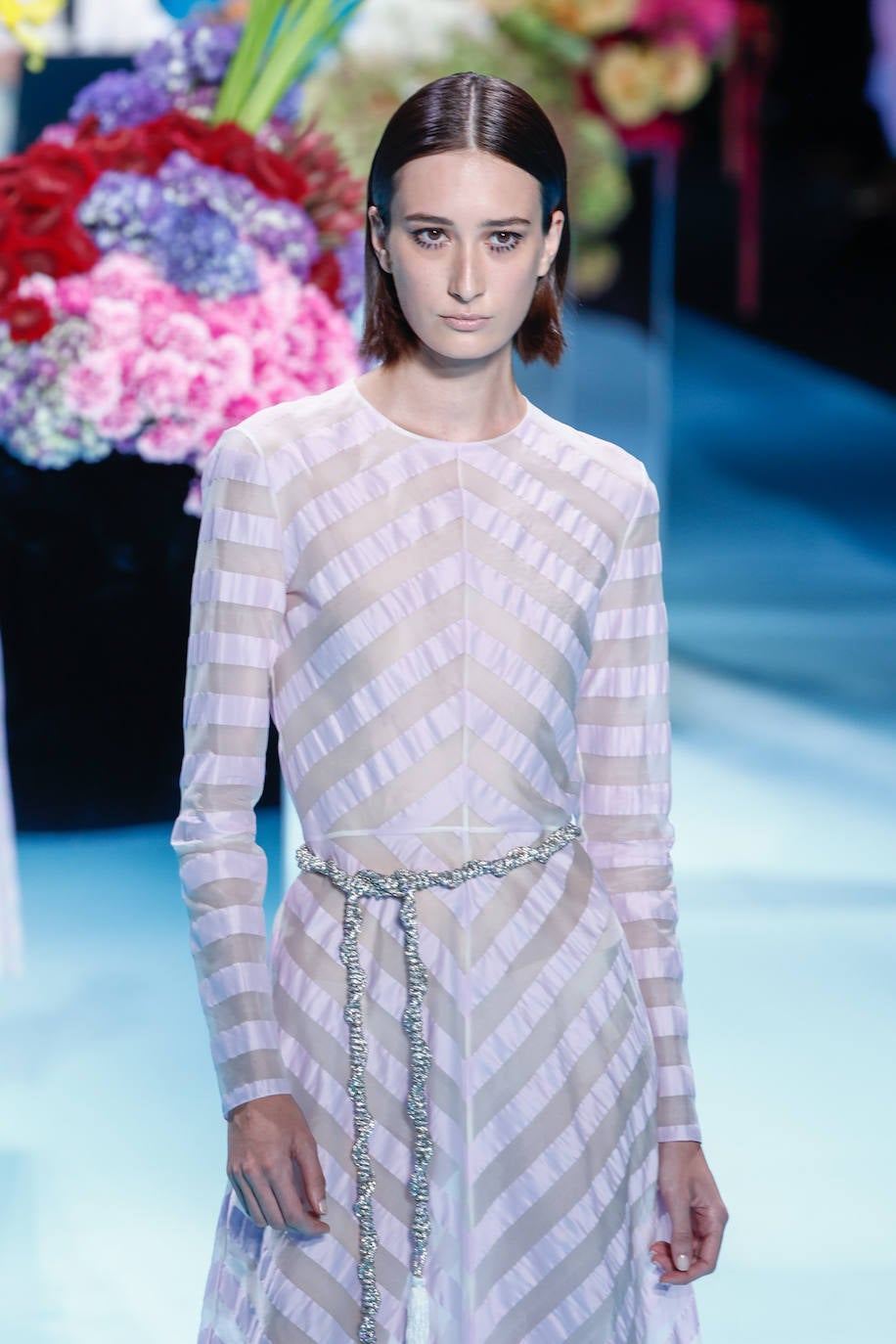 Desfile de Jorge Vázquez en la MBFWMadrid 2023. Transparencias y estampados geométricos. 