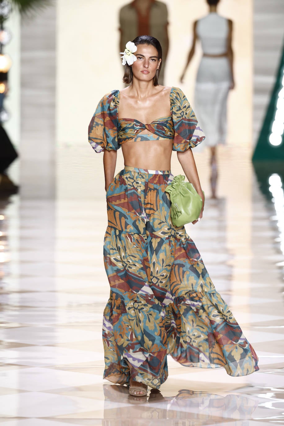 Desfile de Pedro del Hierro en la MBFWMadrid 2023. Destaca la presencia de estampados tropicales y la White Butterfly se usa como accesorio principal para completar los estilismos. 
