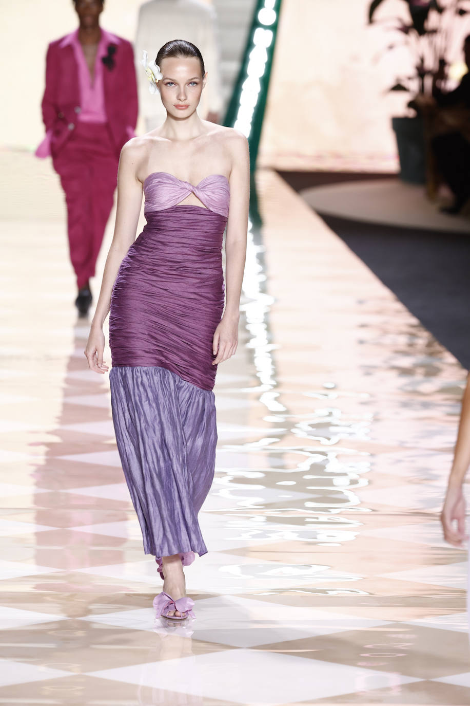 Desfile de Pedro del Hierro en la MBFWMadrid 2023. Destaca la presencia de los drapeados en vestidos, cuerpos y faldas.