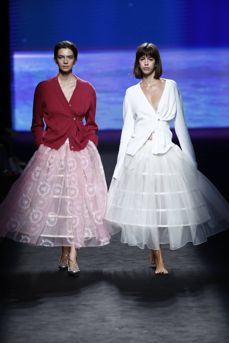 Desfile de Ynésuelves en la MBFWMadrid primavera-verano 2024. Las maxifaldas de tul, combinadas con prendas de punto, han sido una de las estrellas del desfile. 