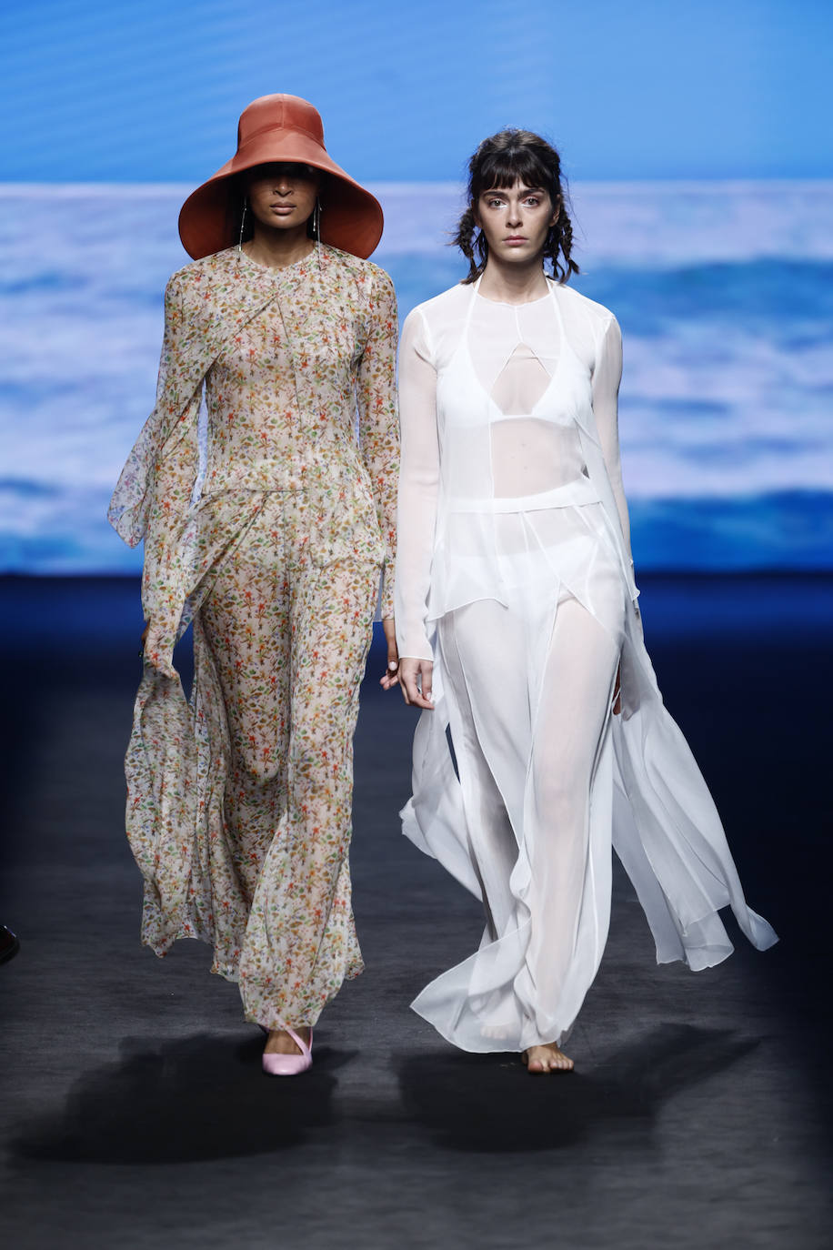 Desfile de Ynésuelves en la MBFWMadrid primavera-verano 2024. Las transparencias y los sombreros grandes  como los que lucen estas modelos, otras de las propuestas de la firma. 