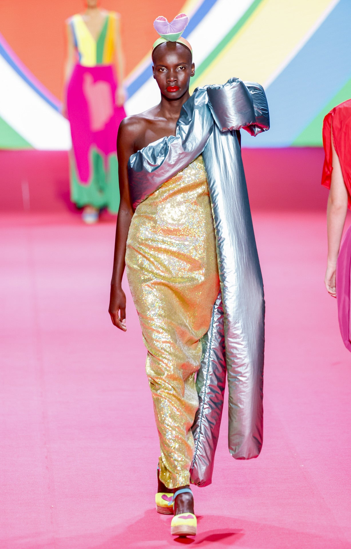 Desfile de Ágatha Ruiz de la Prada en la MBFWMadrid primavera-verano 2024. De nuevo un diseño abultado y cargado de 'glitter', con un lazo en el hombro izquierdo.