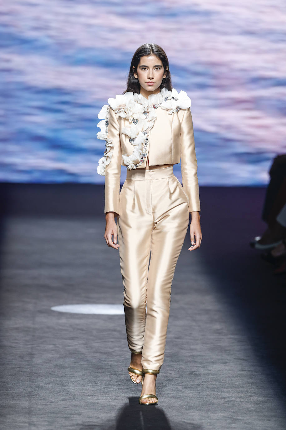 Desfile de Claro Couture en la MBFWMadrid 2023. Las prendas están repletas de pedrería bordada que recuerda a los tesoros escondidos bajo el mar. 