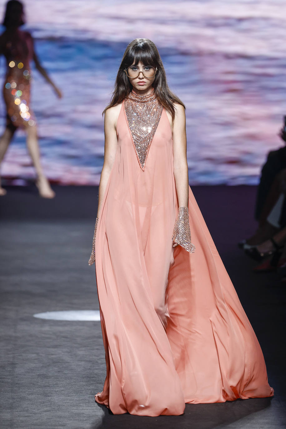 Desfile de Claro Couture en la MBFWMadrid 2023. Los colores cálidos transportan a una tarde de verano. 