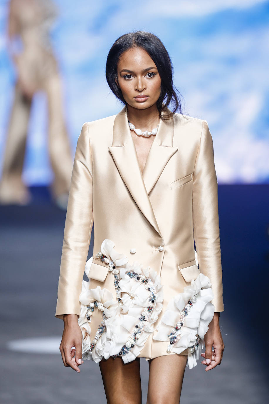 Desfile de Claro Couture en la MBFWMadrid 2023. Las prendas estuvieron acompañadas por joyas de la marca danesa Monies.