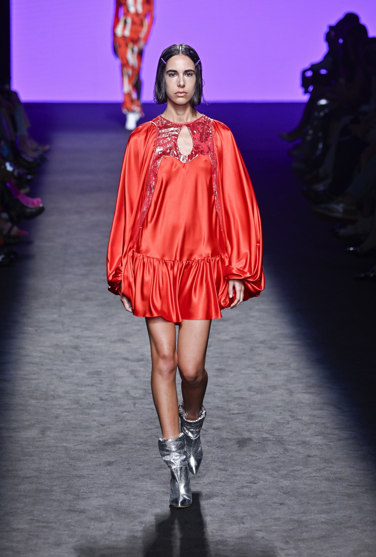 Desfile de Custo Barcelona en la MBFWMadrid 2023. Los vestidos variados, otra prenda clave de la colección. 