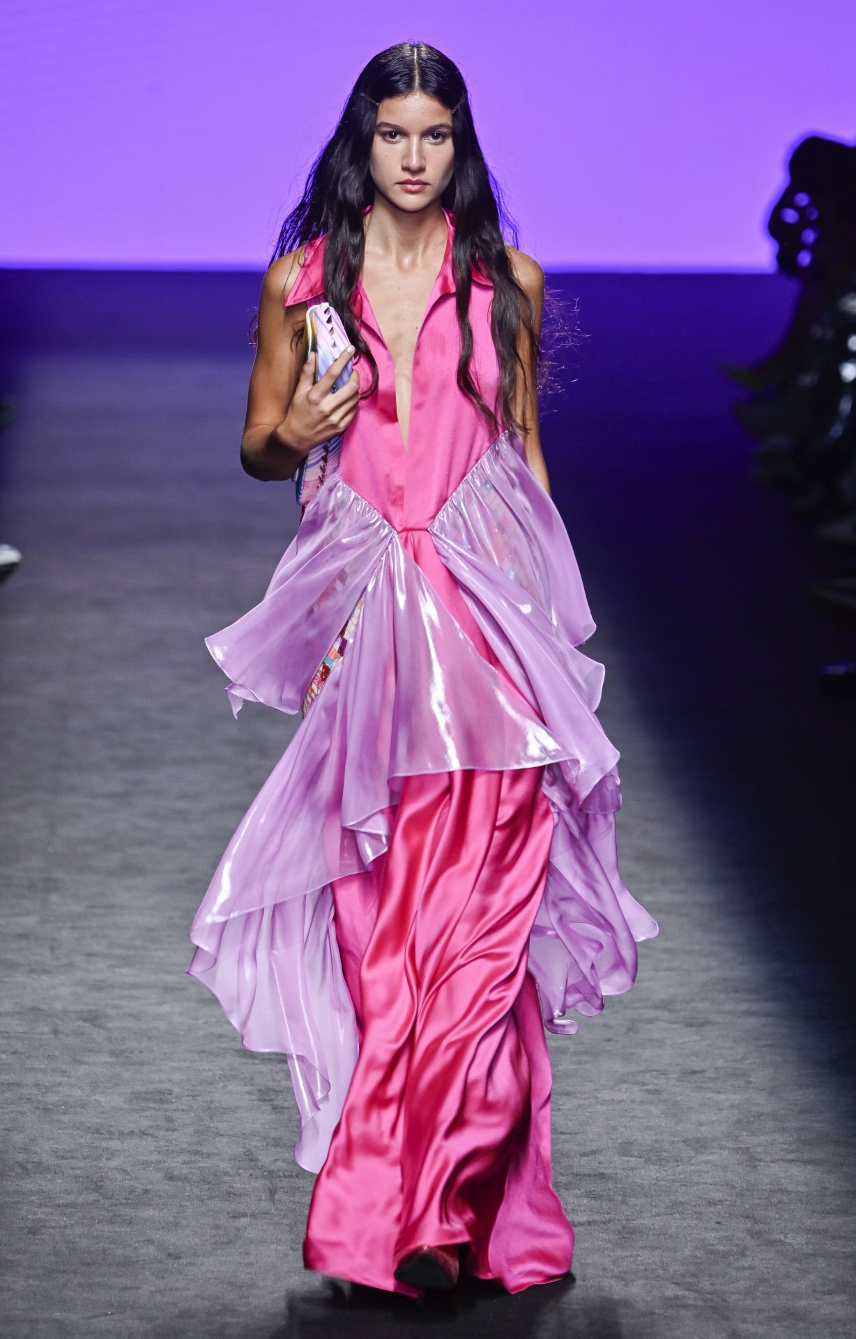 Desfile de Custo Barcelona en la MBFWMadrid 2023. Telas vaporosas y satinadas provocan un espectáculo en la pasarela. 