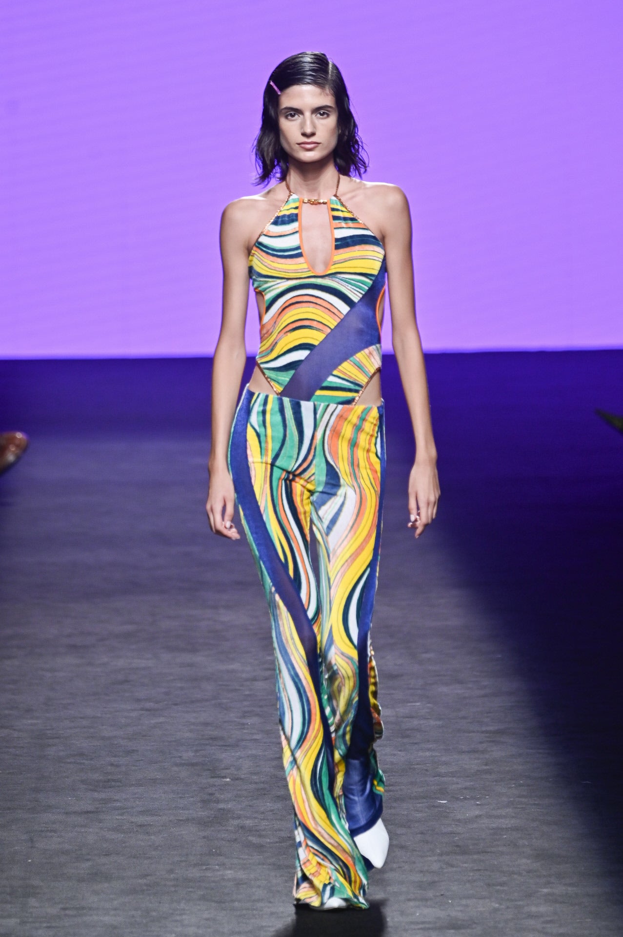 Desfile de Custo Barcelona en la MBFWMadrid 2023. Una combinación de estampados. 