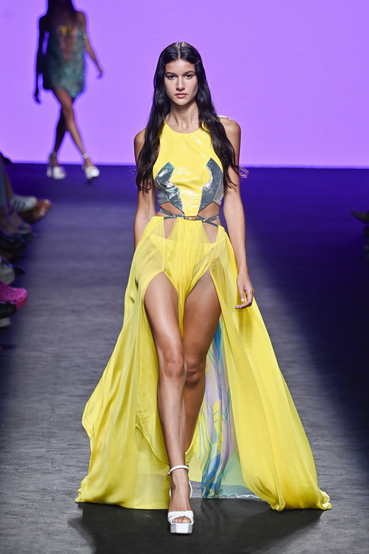 Desfile de Custo Barcelona en la MBFWMadrid 2023. Telas de gasa y largas colas daban movimiento a los estilismos. 