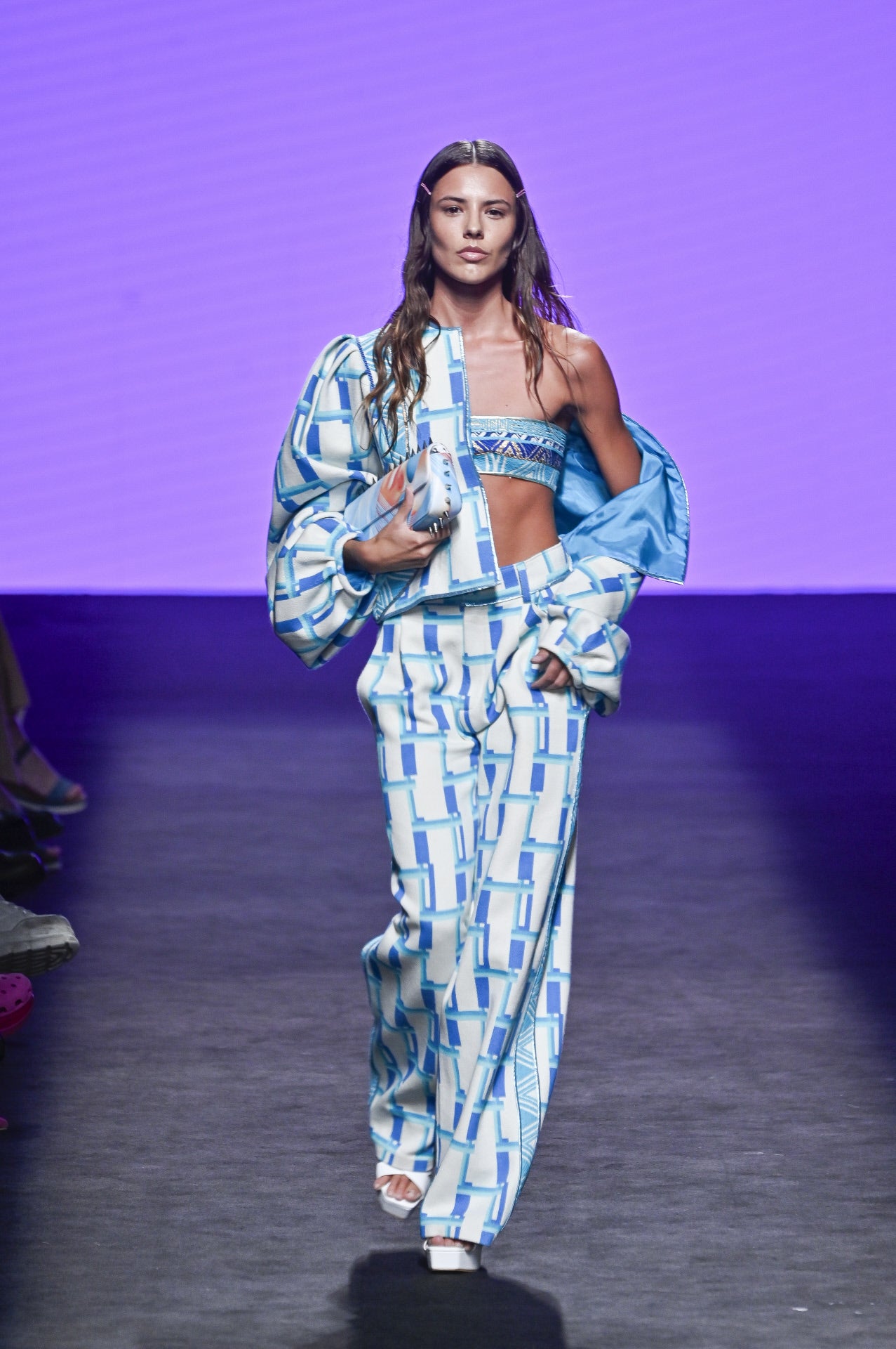 Desfile de Custo Barcelona en la MBFWMadrid 2023. La colección está marcada por los conjuntos de dos piezas estampados. 