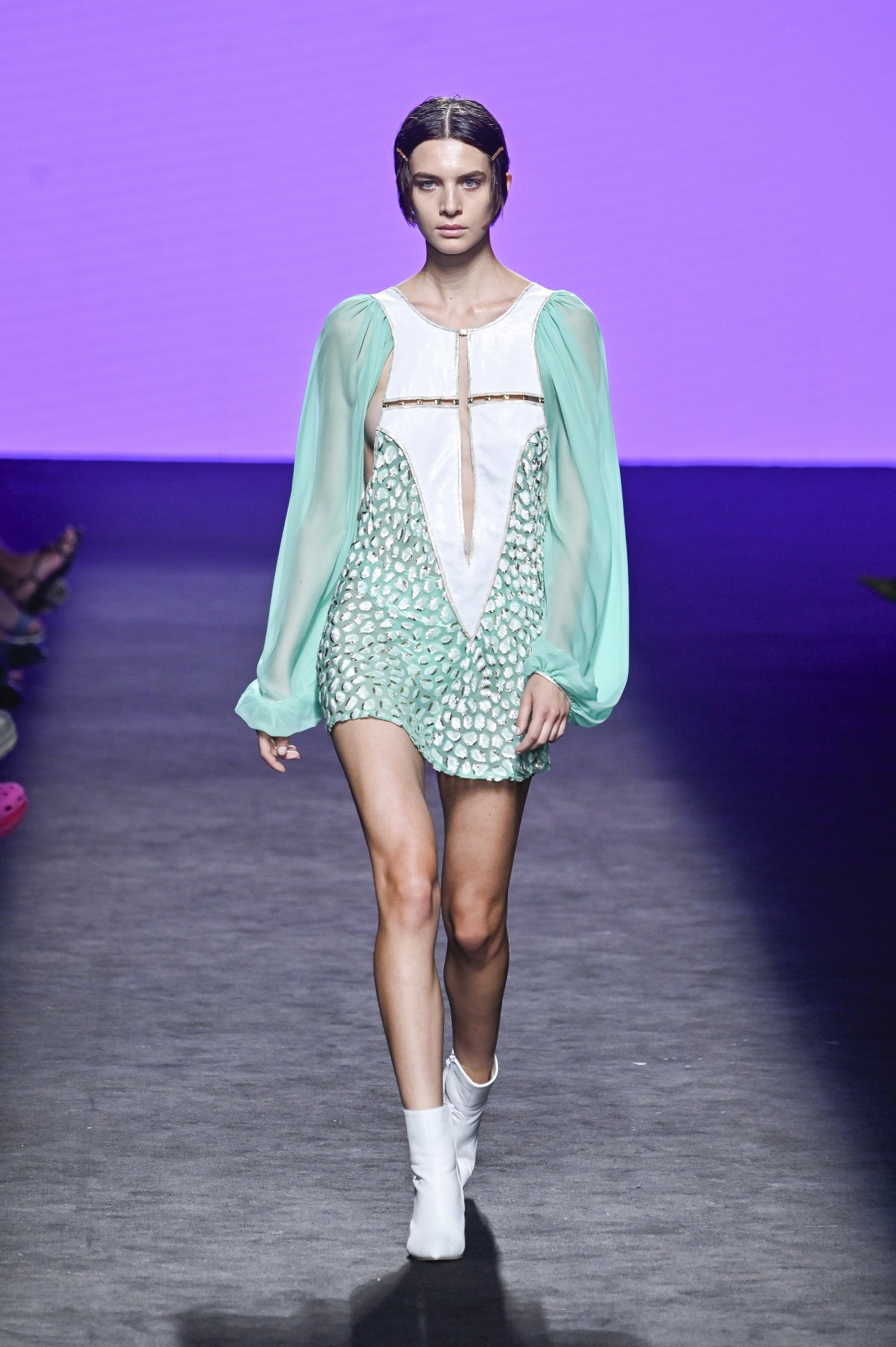 Desfile de Custo Barcelona en la MBFWMadrid 2023. El blanco se ha fusionado con otros colores para dar aún más fuerza. 