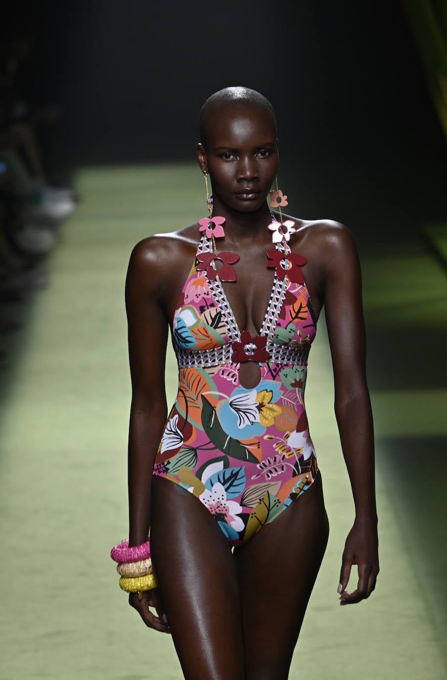 Desfile de Dolores Cortés en la MBFW23. Motivos florales muy coloridos en diseños y accesorios.