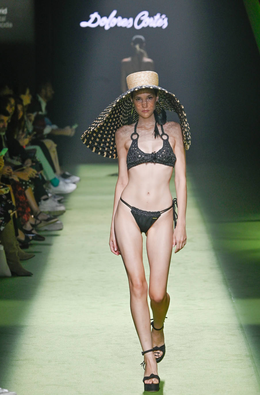 Desfile de Dolores Cortés en la MBFW23. Para completar los looks se han utilizado grandes pamelas. 