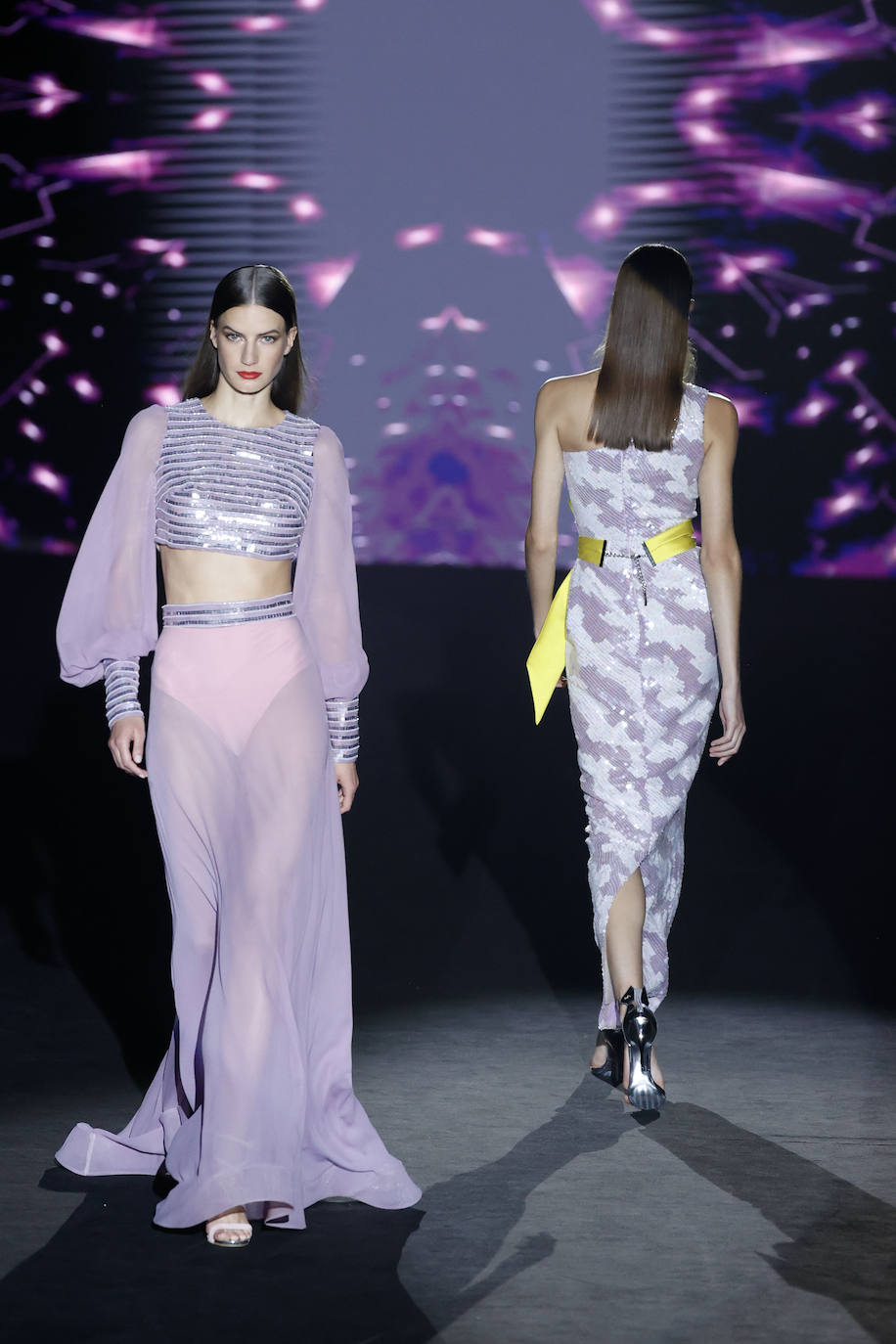 Desfile de Hannibal Laguna en la MBFWMadrid 2023. La geometría dirige la colección. 