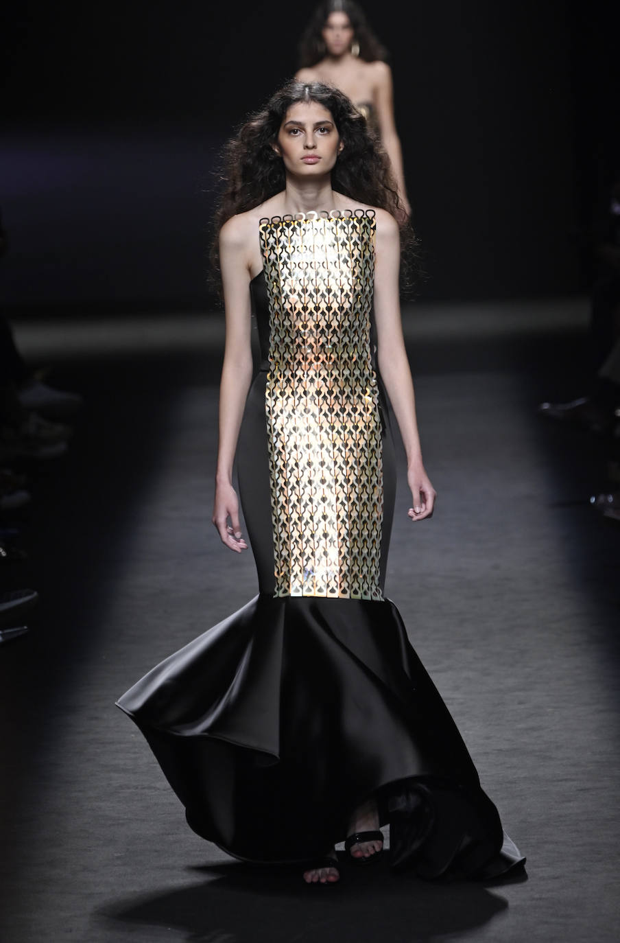 Desfile de Isabel Sanchís en la MBFW Madrid Primavera/Verano 2024. La diseñadora ha experimentado con nuevos materiales y volúmenes como en este diseño que incorpora una especie de coraza dorada. 