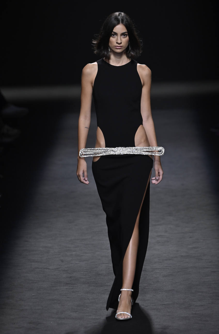 Desfile de Isabel Sanchís en la MBFW Madrid Primavera/Verano 2024. Original vestido con 'cut out' y detalles hechos a mano. 