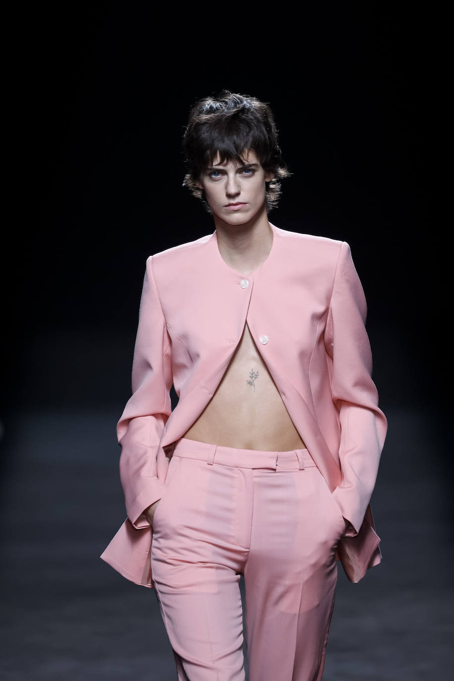 Desfile de Mans en la MBFW Madrid Primavera/Verano 2024. Los trajes sastre para mujer han abierto la colección de Mans en la pasarela madrileña. 