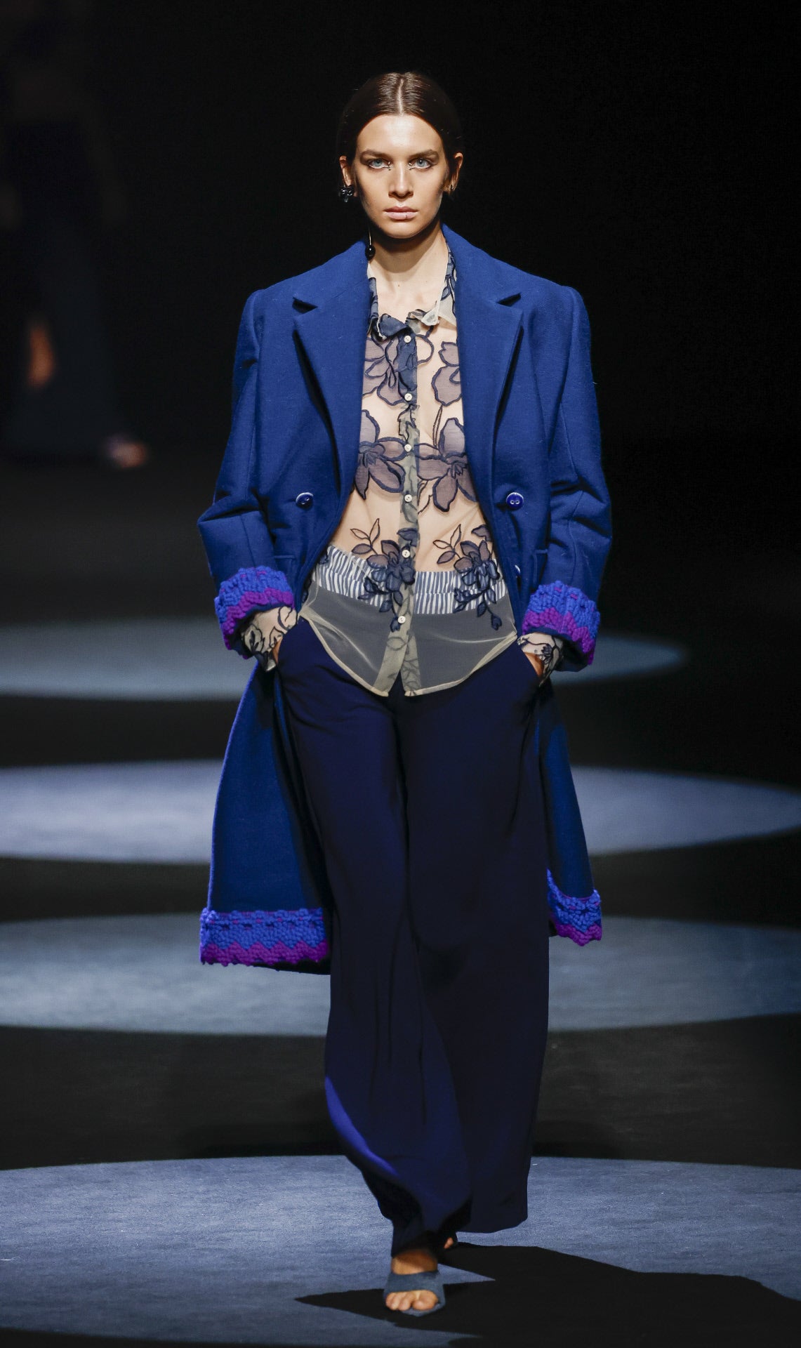 Transparencias y bordados que crean un mix de texturas. 