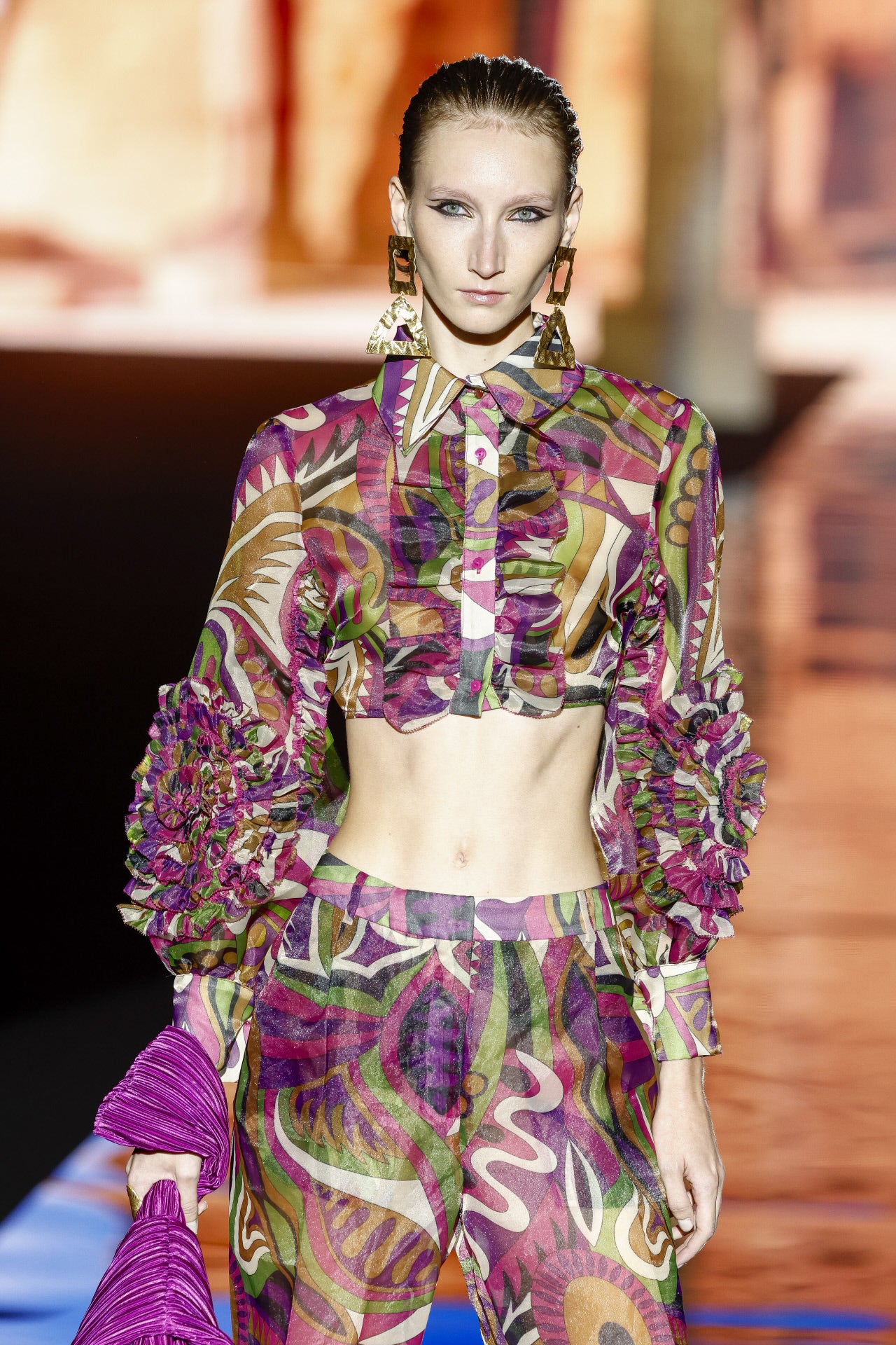 Conjuntos de pantalón y top con detalles de volantes en las mangas. 