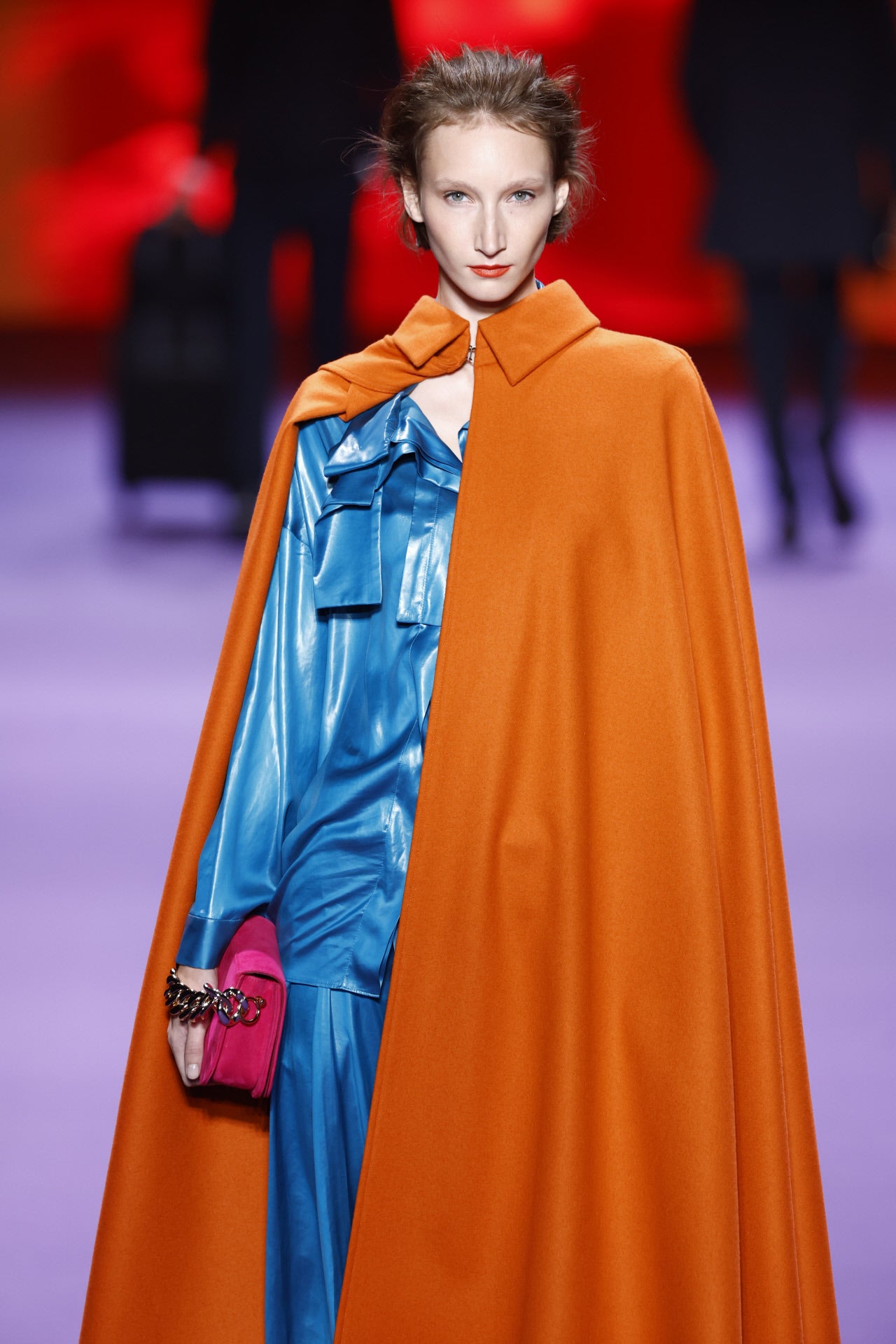 Las capas han sido otra de las prendas protagonistas de la propuesta de Ulises Mérida. 