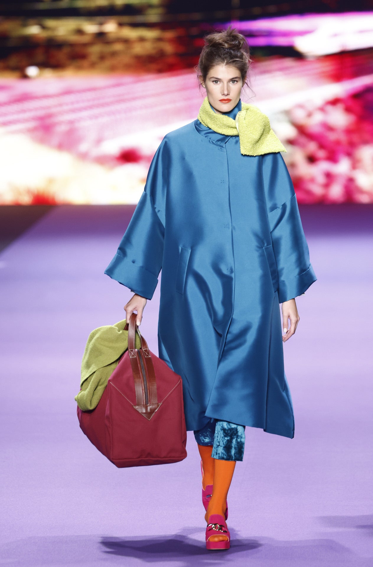 Un viaje muy agradable a la vista y al tacto con materiales como la lana con acabado baguilla, acolchados tecnológicos con pespuntes a modo de fractales, conviven con crep, encajes y tejidos tecnológicos de aspecto fluido casi líquido.