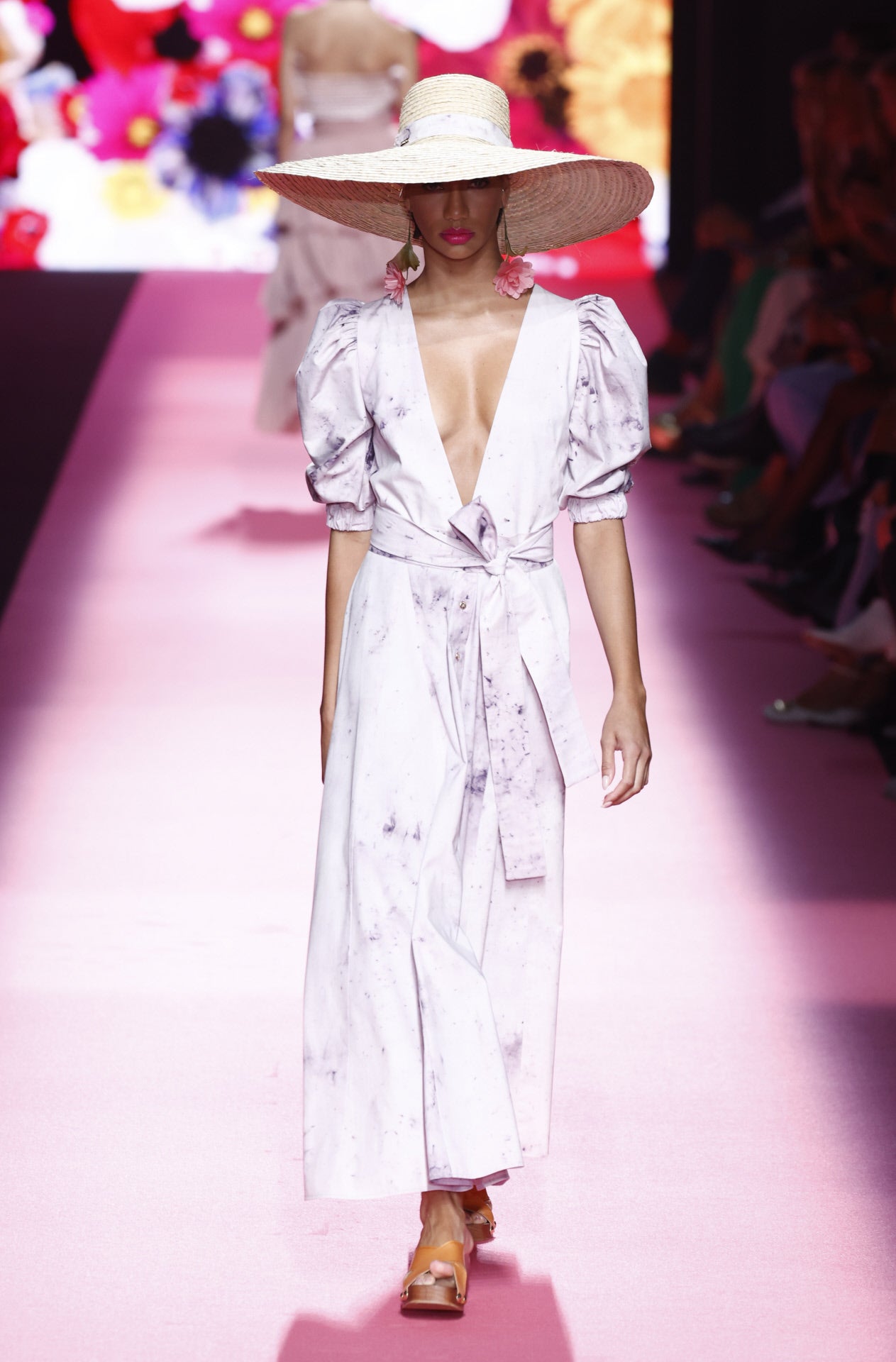 Las pamelas XL se convierten en otro de los grandes accesorios del verano. 