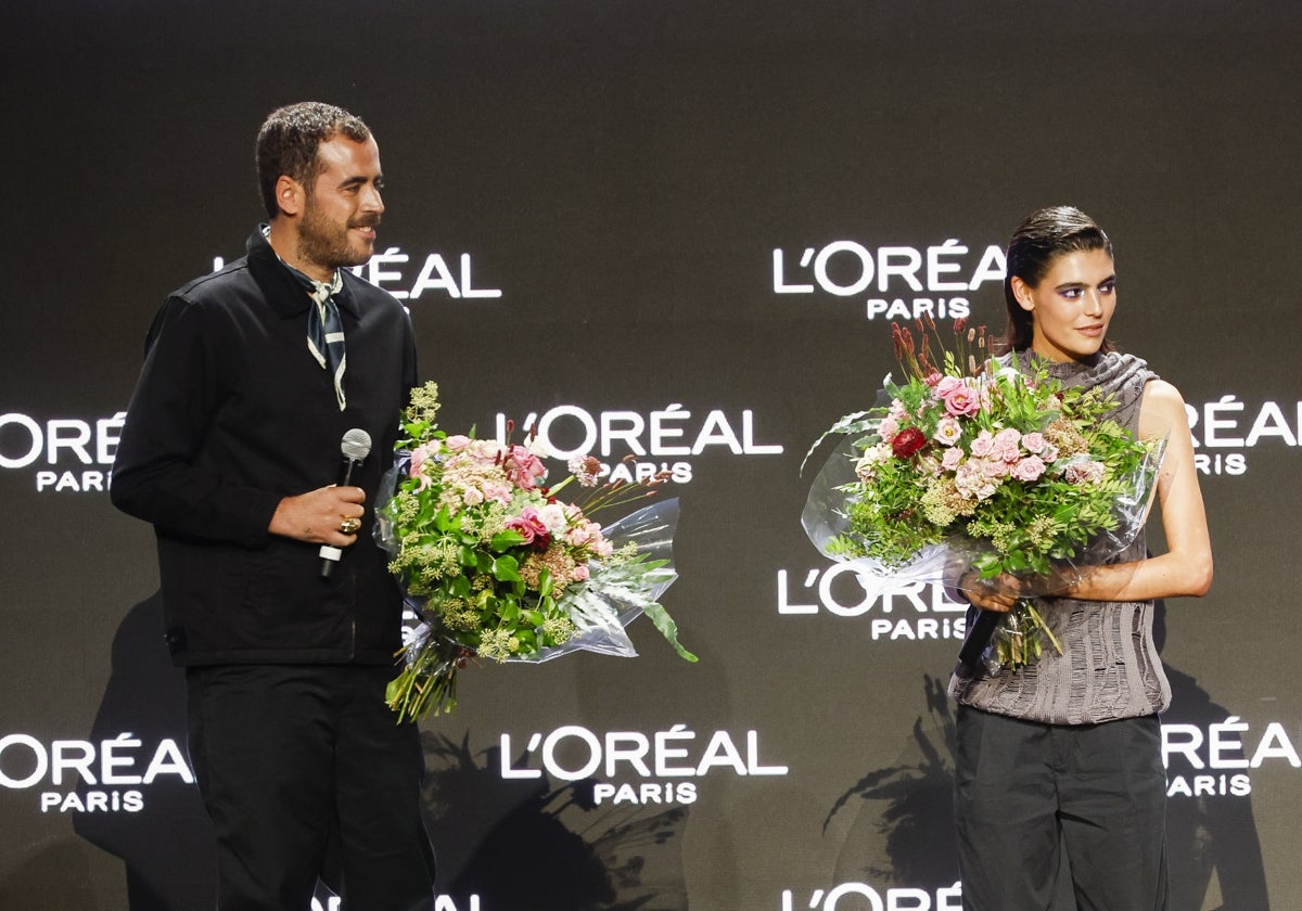 El diseñador Jaime Álvarez de Mans y la modelo Julia Pacha en la entrega del Premio L`Oreal París