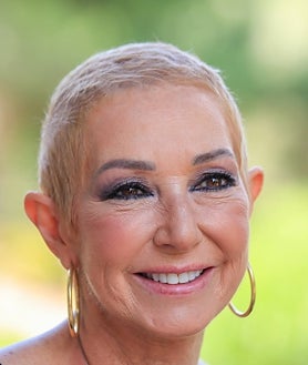 Imagen secundaria 2 - Con los años Ana Rosa ha dicho adiós a su melena castaña y ahora luce el pelo rubio. 