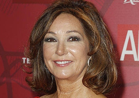 Imagen secundaria 1 - Con los años Ana Rosa ha dicho adiós a su melena castaña y ahora luce el pelo rubio. 