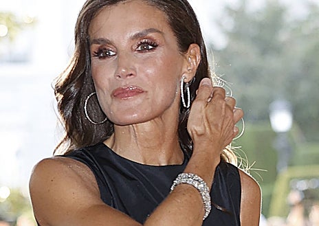 Imagen secundaria 1 - Su melena ondulada, su maquillaje más marcado y sus joyas han completado un estilismo perfecto. 