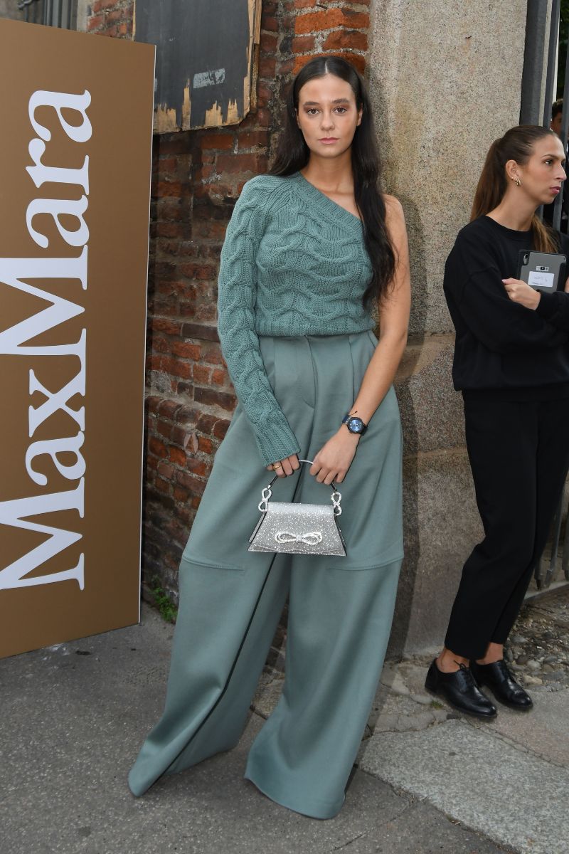 Jersey asimétrico. Para asistir al desfile de MaxMara en Milán, Víctor Blanco eligió para ella un total look del sello italiano en verde agua donde el jersey de ochos asimétrico puede ser una apuesta muy acertada para todas aquellas que busquen un estilismo fresco y juvenil, pero con cierto aire clásico.