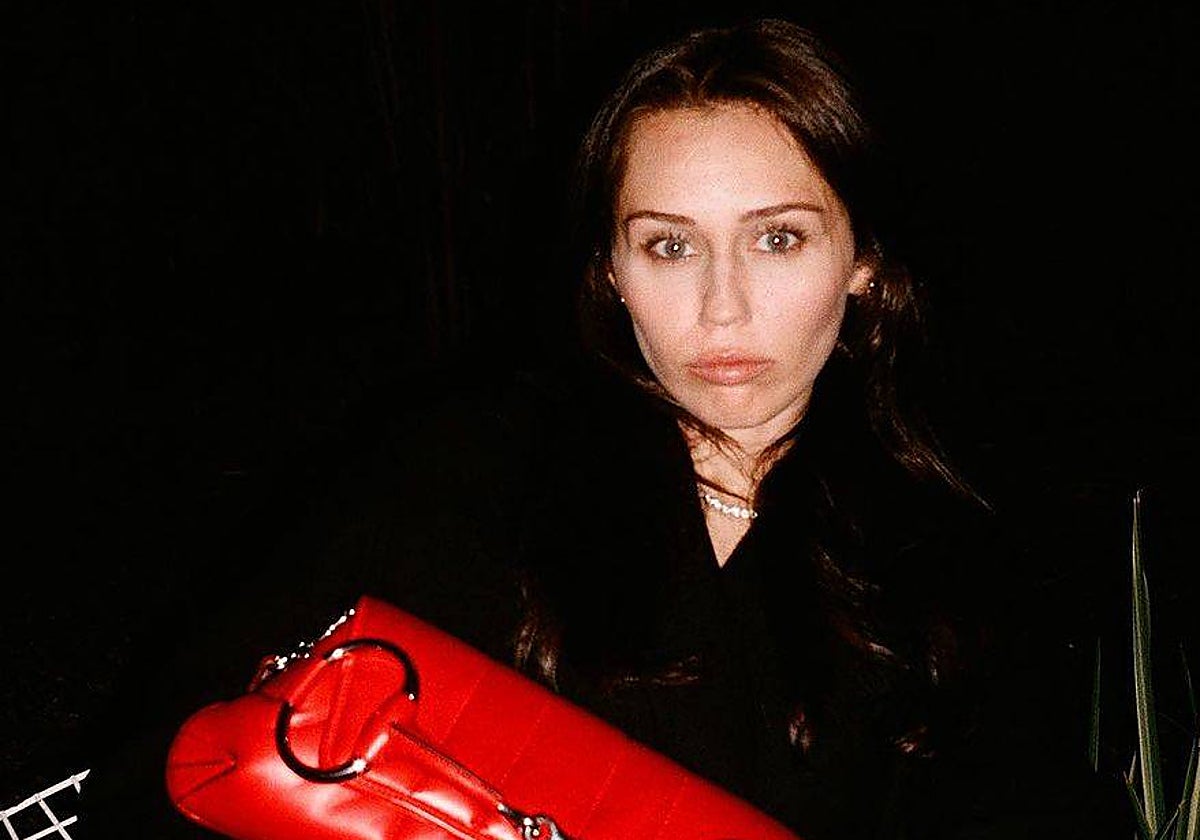 Miley Cyrus se ha pintado el pelo del color tendencia de la temporada, el moreno.