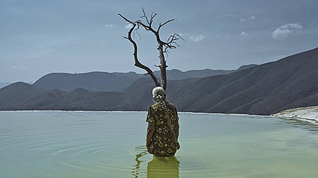 Fotografía de la serie Journey to the center, de Cristina de Middel.
