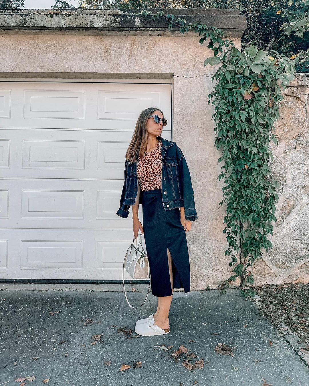 Una forma de llevar zuecos cuando el frío no aprieta es así: sin calcetines y con falda midi. En la imagen puede verse uno de los modelos de Birkestock.