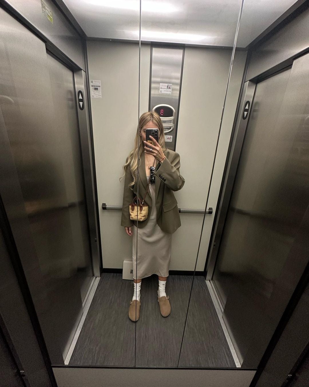 La influencer Rebeca Ruiz se ha dejado ver con la tendencia del momento. Los zuecos los ha llevado con calcetines altos y lo ha combinado con un vestido básico de tirantes y una blazer.